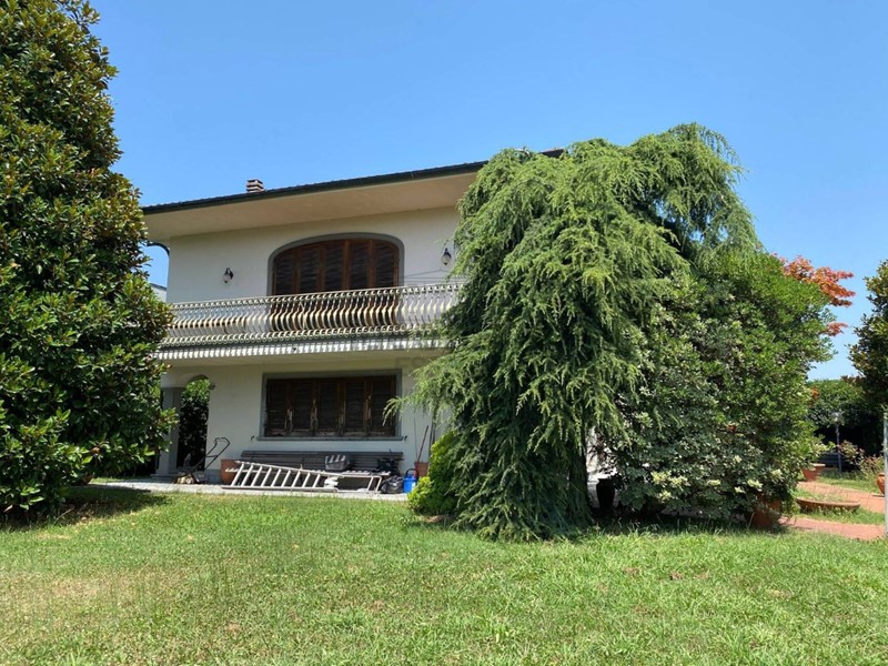 Villa in Vendita a Lucca, zona Nord, 830'000€, 400 m²