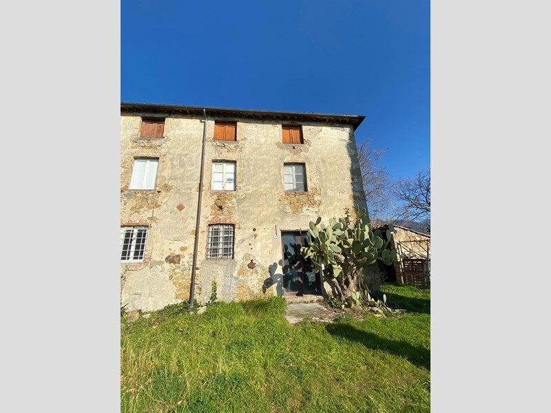 Casa di corte in Vendita a Lucca, zona San Pancrazio, 390'000€, 271 m²