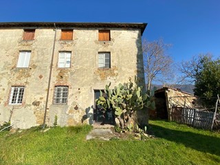 Casa di corte in Vendita a Lucca, zona San Pancrazio, 350'000€, 271 m²