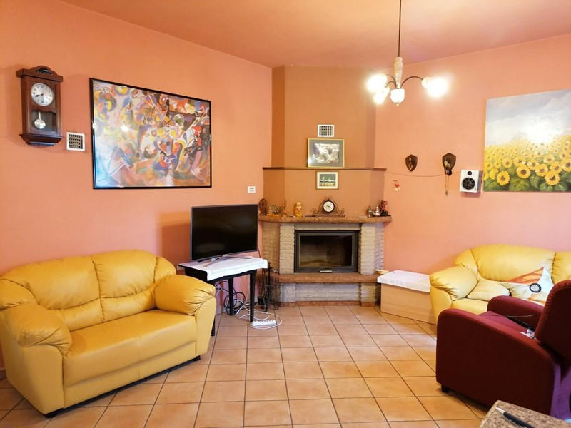 Villa in Vendita a Fossombrone, 180'000€, 193 m²