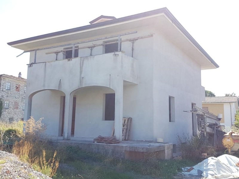 Villa in Vendita a Capannori, 320'000€, 280 m²
