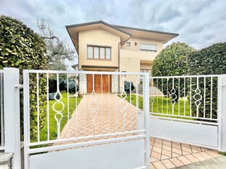 Casa Indipendente in Affitto a Pietrasanta, zona Marina Di Pietrasanta, 4'000€, 98 m², arredato