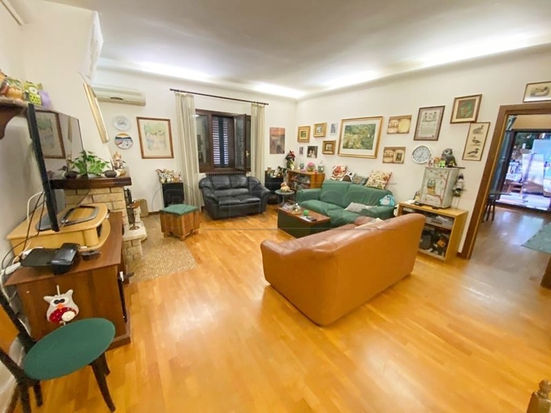 Villa in Vendita a Siracusa, 500'000€, 300 m², con Box