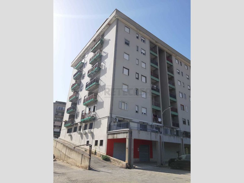 Appartamento in Vendita a Floridia, 100'000€, 136 m², con Box