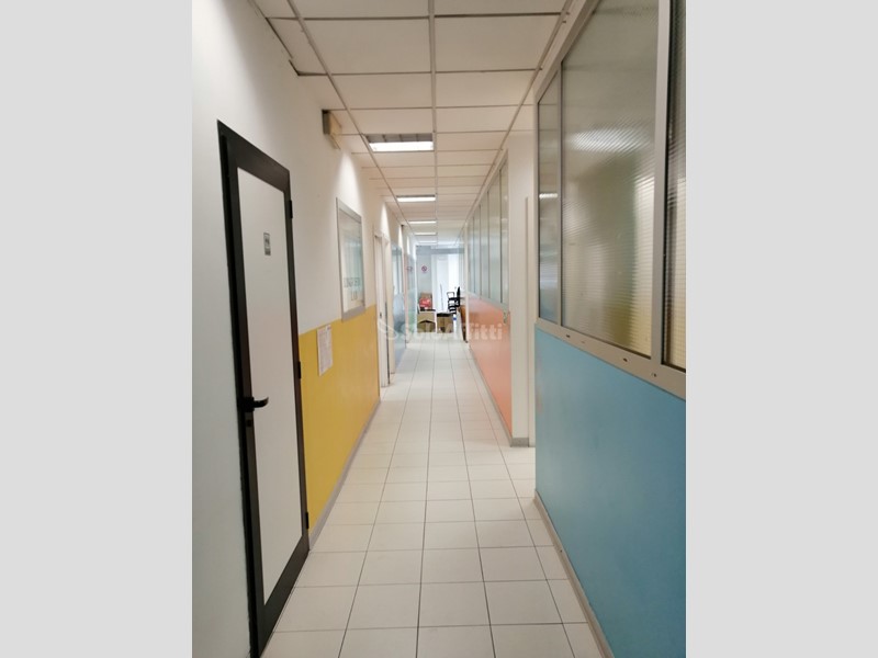 Ufficio in Affitto a Siena, zona San Prospero, 2'100€, 200 m²
