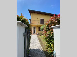 Villetta a schiera in Affitto a Montignoso, 22'000€, 150 m², arredato, con Box