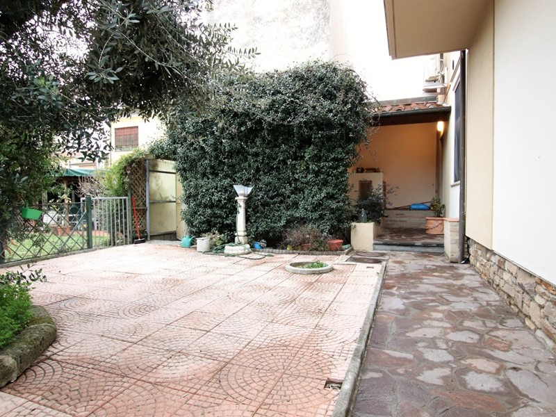 Casa Semi Indipendente in Vendita a Lucca, zona Est, 395'000€, 180 m², con Box