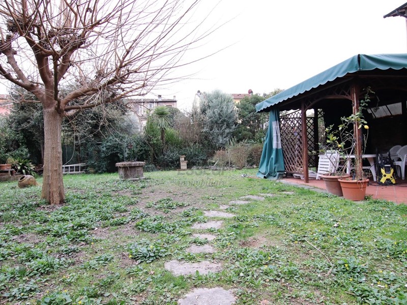 Casa Semi Indipendente in Vendita a Lucca, zona Est, 395'000€, 180 m², con Box