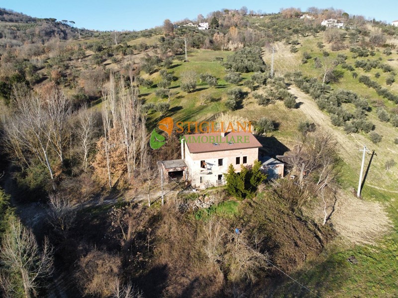 Villa in Vendita a Mirabello Sannitico, zona contrada Chiusa Zeoli, 120'000€, 200 m²