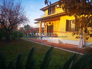 Villa bifamiliare in Vendita a Massa, zona Marina di Massa, 470'000€, 110 m², arredato