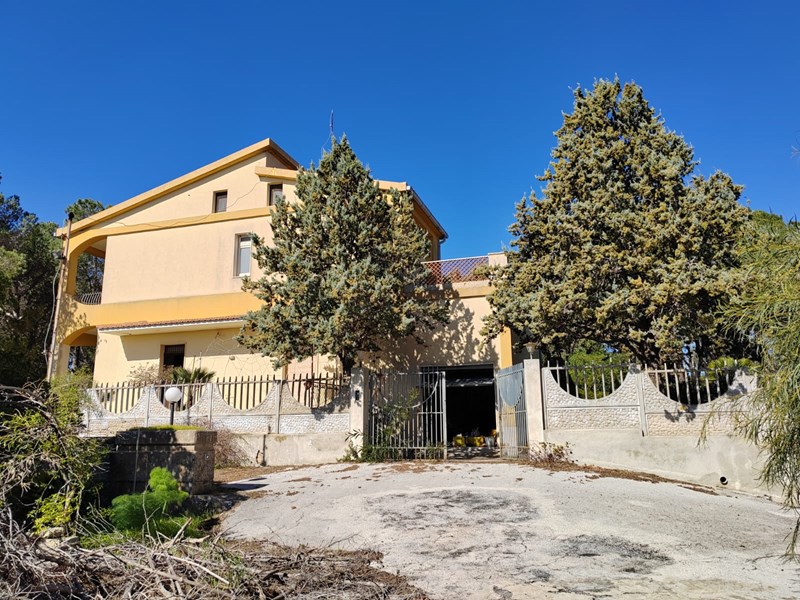 Villa in Vendita a Avola, zona avola antica, 190'000€, 214 m², con Box