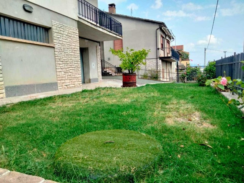 Casa Indipendente in Vendita a Amelia, zona Fornole, 195'000€, 330 m², con Box