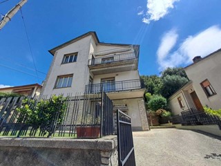 Casa Indipendente in Vendita a Amelia, zona Fornole, 195'000€, 330 m², con Box