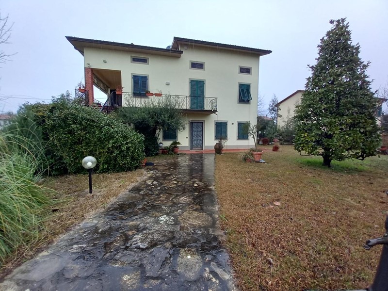 Villa in Vendita a Capannori, zona Lammari, 750'000€, 398 m², arredato, con Box