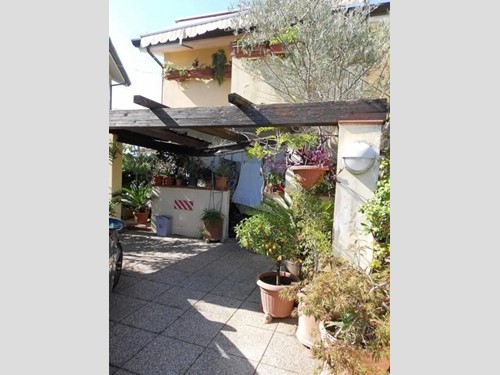 Casa Semi Indipendente in Vendita a Massa, zona Ronchi, 198'000€, 70 m², arredato
