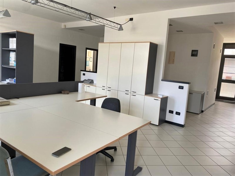 Ufficio in Vendita a Lucca, zona Sant'Anna, 348'000€, 167 m²
