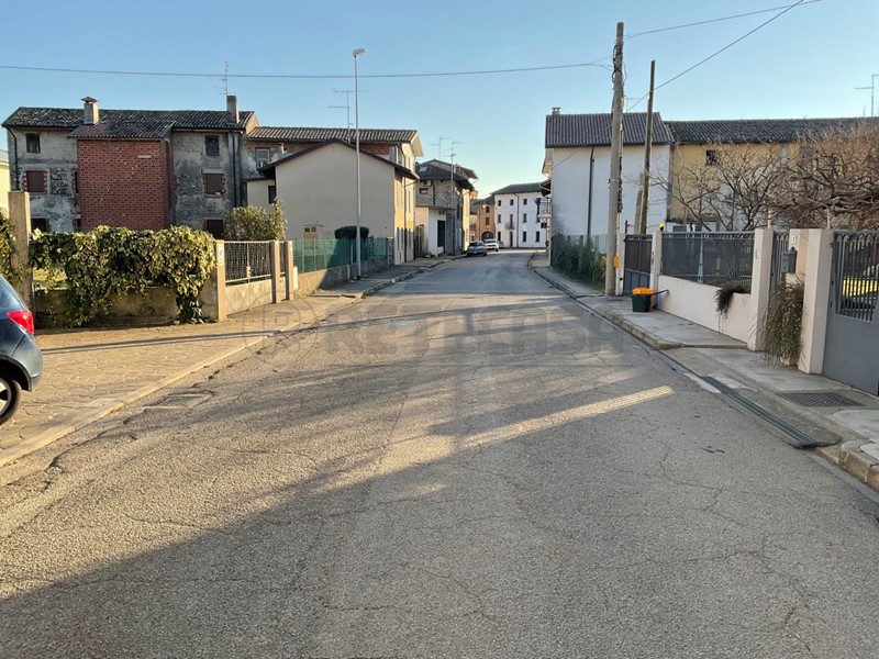 Immobile commerciale in Vendita a Basiliano, 175'000€, 1185 m²