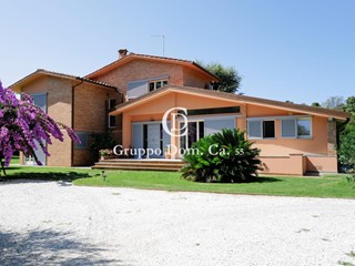 Villa in Affitto a Pietrasanta, zona Motrone, 45'000€, 280 m², arredato