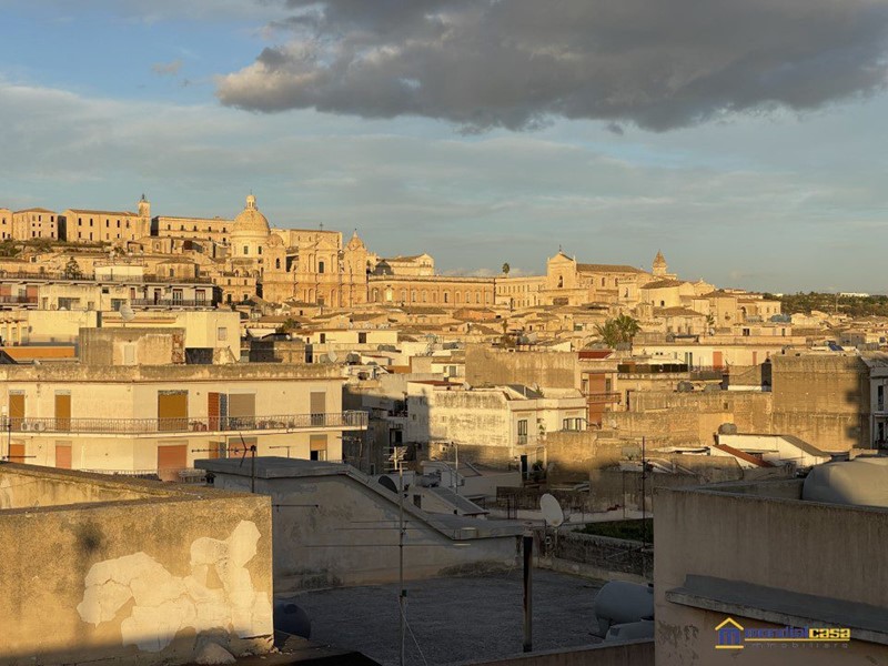 Appartamento in Vendita a Noto, 120'000&euro;, 140 m²