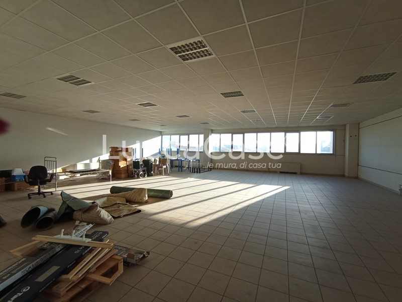 Ufficio in Affitto a Lucca, zona San Marco, 1'800€, 220 m²