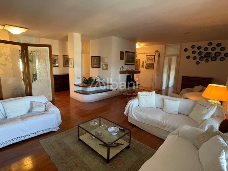Appartamento in Vendita a La Spezia, zona Mazzetta, 410'000€, 187 m²
