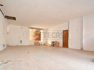 Immobile commerciale in Vendita a Valdagno, zona CENTRO, 70'000€, 145 m²
