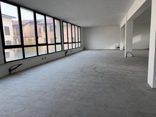 Ufficio in Affitto a Thiene, 250 m²