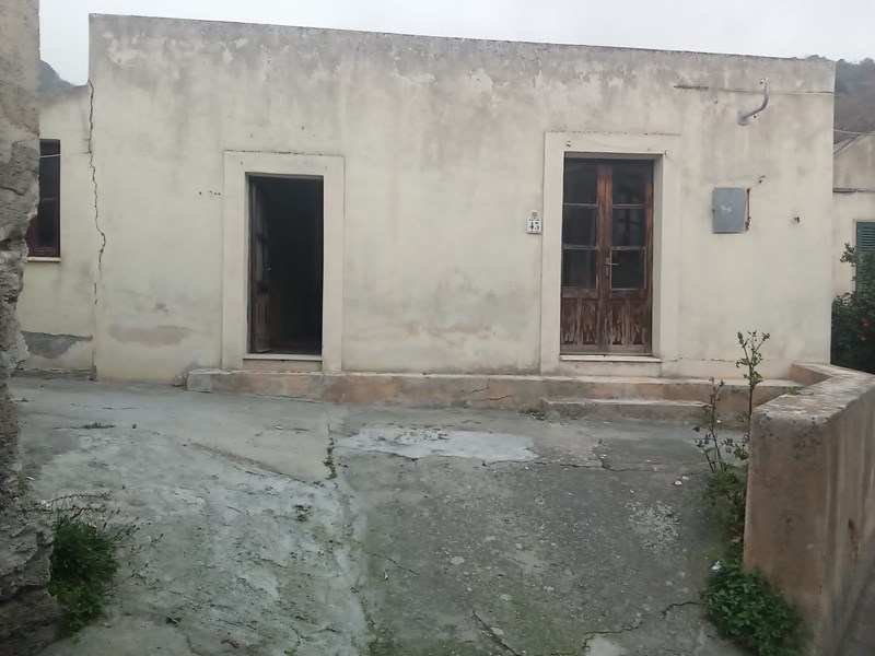 Casa Indipendente in Vendita a Savoca, zona rina superiore, 45'000€, 100 m²
