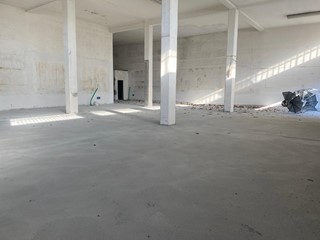 Immobile commerciale in Affitto a Pontedera, 4'100€, 450 m²