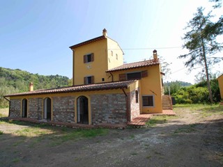 Casale in Vendita a Casciana Terme Lari, 695'000€, 450 m²