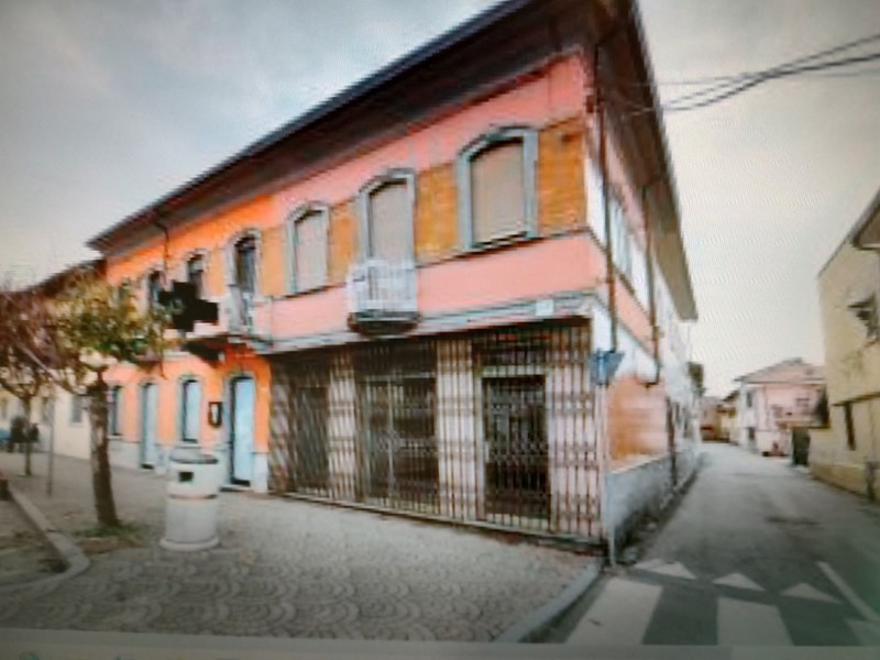 Casa Indipendente in Vendita a Casalvolone, zona centrale, 100'000€, 427 m², arredato