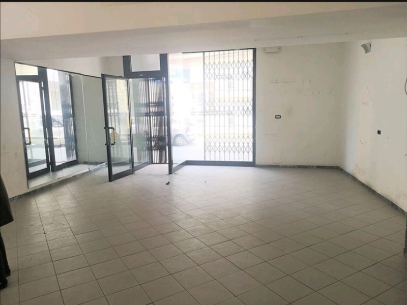 Attività commerciale in Vendita a Sarzana, 95'000€, 78 m²