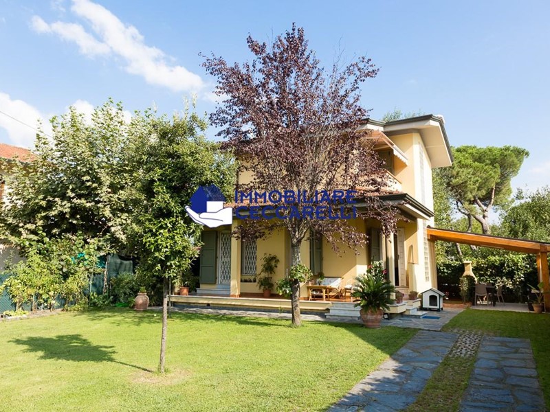 Casa Indipendente in Vendita a Massa, zona Poveromo, 570'000€, 110 m²