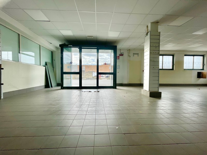 Immobile commerciale in Affitto a Pietrasanta, zona pietrasanta, 3'500€, 400 m²