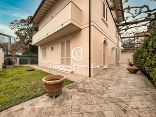 Villa in Vendita a Forte dei Marmi, zona Vittoria Apuana, 2'500'000€, 200 m², arredato
