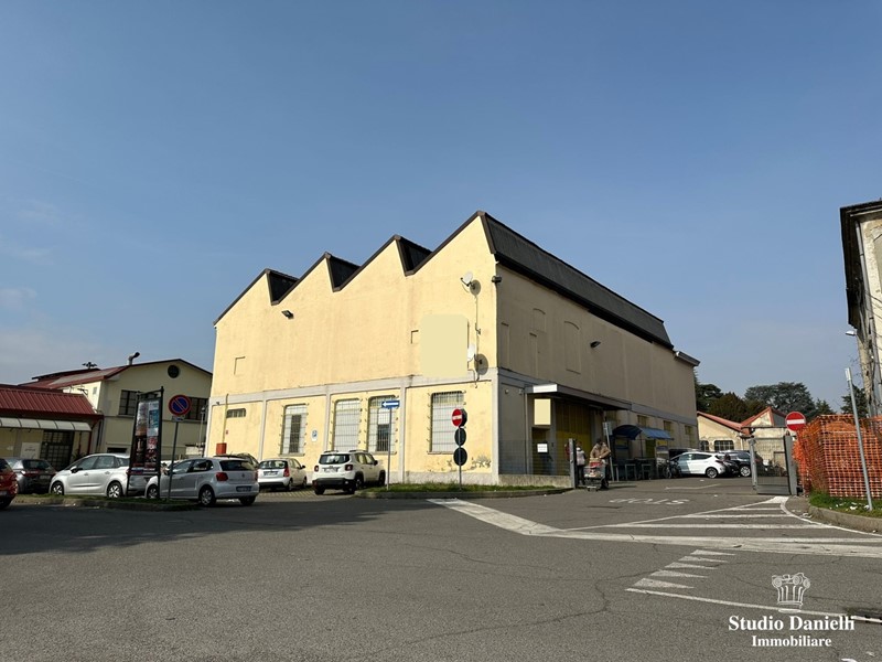 Ufficio in Vendita a Carate Brianza, 550'000€, 1200 m²