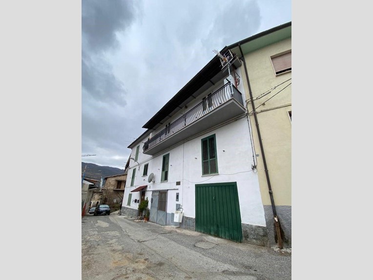 Trilocale in Vendita a L'Aquila, zona Preturo, 35'000€, 70 m²