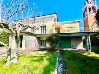 Casa Indipendente in Vendita a Camaiore, 450'000&euro;, 400 m², con Box