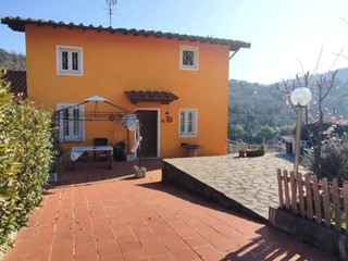 Casa Semi Indipendente in Vendita a Lucca, zona San Michele di Moriano, 290'000€, 150 m², con Box