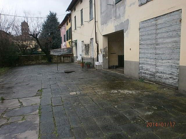 Casa Indipendente in Vendita a Lucca, zona San Filippo, 350'000€, 300 m², con Box