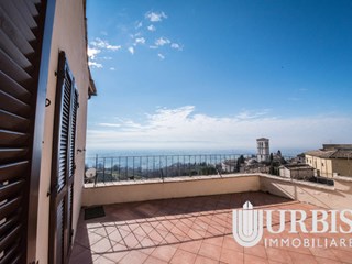 Quadrilocale in Vendita a Assisi, zona Corso Mazzini , 100 m²