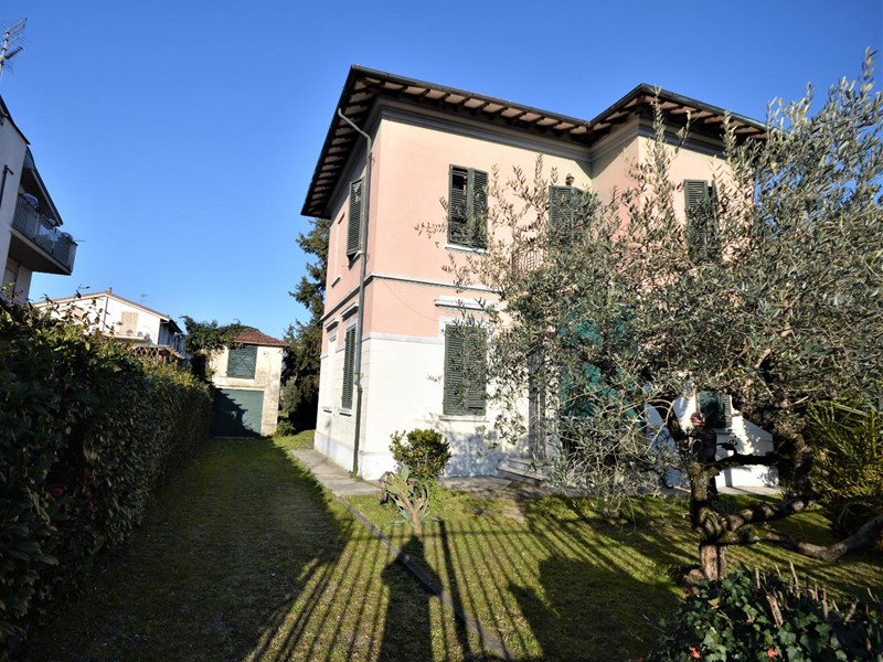 Villa in Vendita a Lucca, zona San Marco, 420'000€, 140 m², con Box