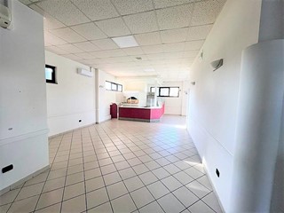 Immobile commerciale in Vendita a Empoli, zona Ponte a Elsa, 279'000€, 169 m²