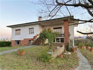 Villa in Vendita a Lucca, zona San Pietro a Vico, 450'000€, 290 m²