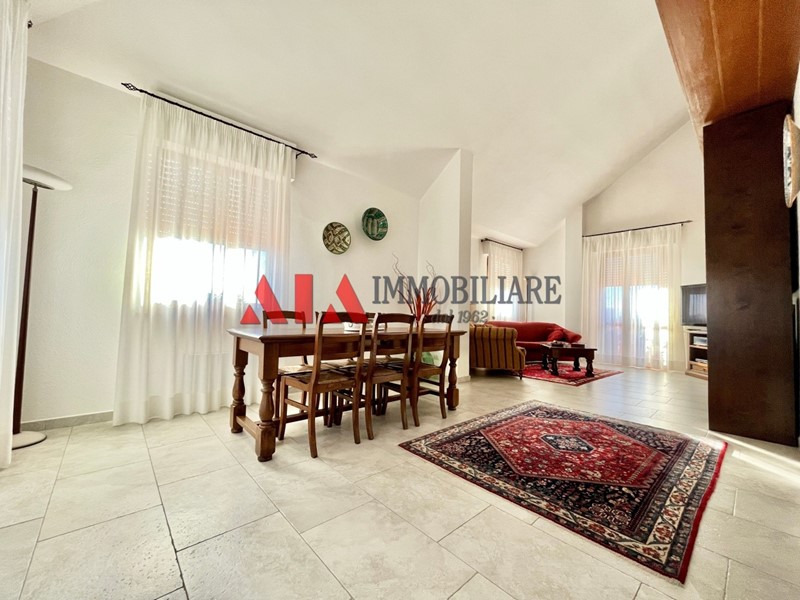 Appartamento in Vendita a Pontedera, zona Oltrera, 345'000€, 220 m², con Box