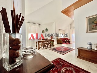 Appartamento in Vendita a Pontedera, zona Oltrera, 345'000€, 220 m², con Box