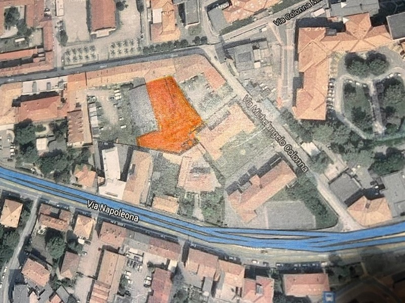 Capannone in Vendita a Como, 1'100'000€, 1400 m²
