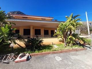 Villa bifamiliare in Vendita a Trabia, zona CONTRADA RAVETTO, 350'000€, 260 m²