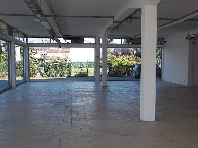 Immobile commerciale in Vendita a Cascina, zona San Giorgio, 530'000€, 350 m²