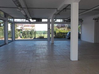 Immobile commerciale in Vendita a Cascina, zona San Giorgio, 530'000€, 350 m²